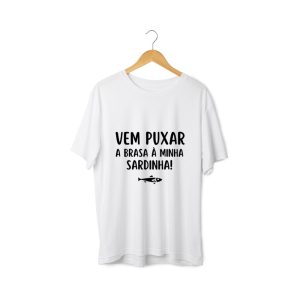 T-shirt homem “Vem puxar a brasa à minha sardinha” (100% algodão)